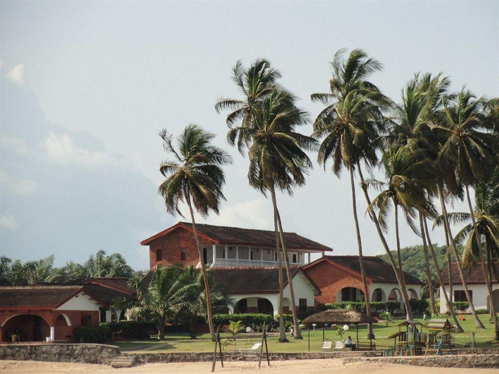 Coconut Grove Beach Resort Elmina Extérieur photo