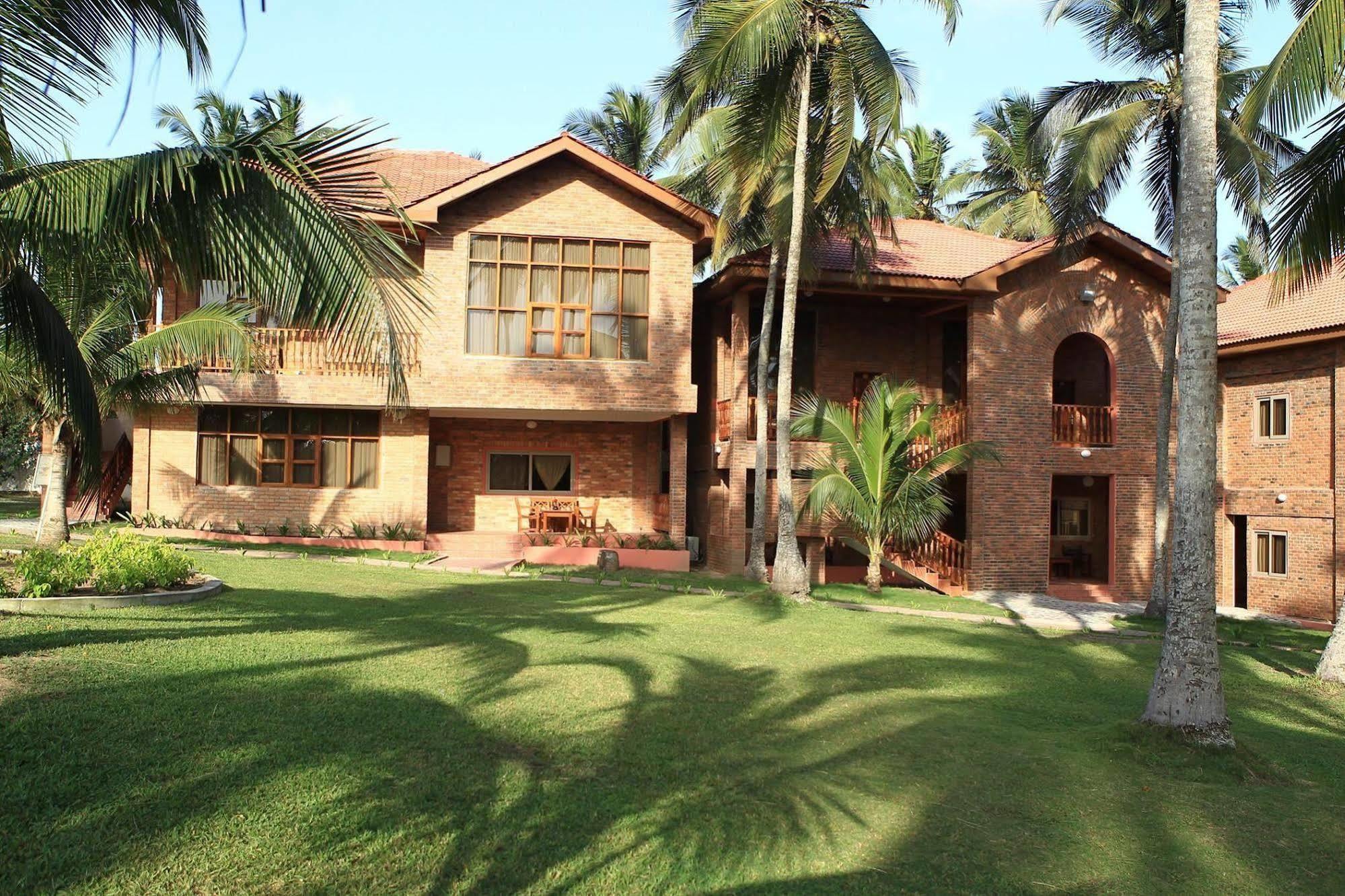 Coconut Grove Beach Resort Elmina Extérieur photo
