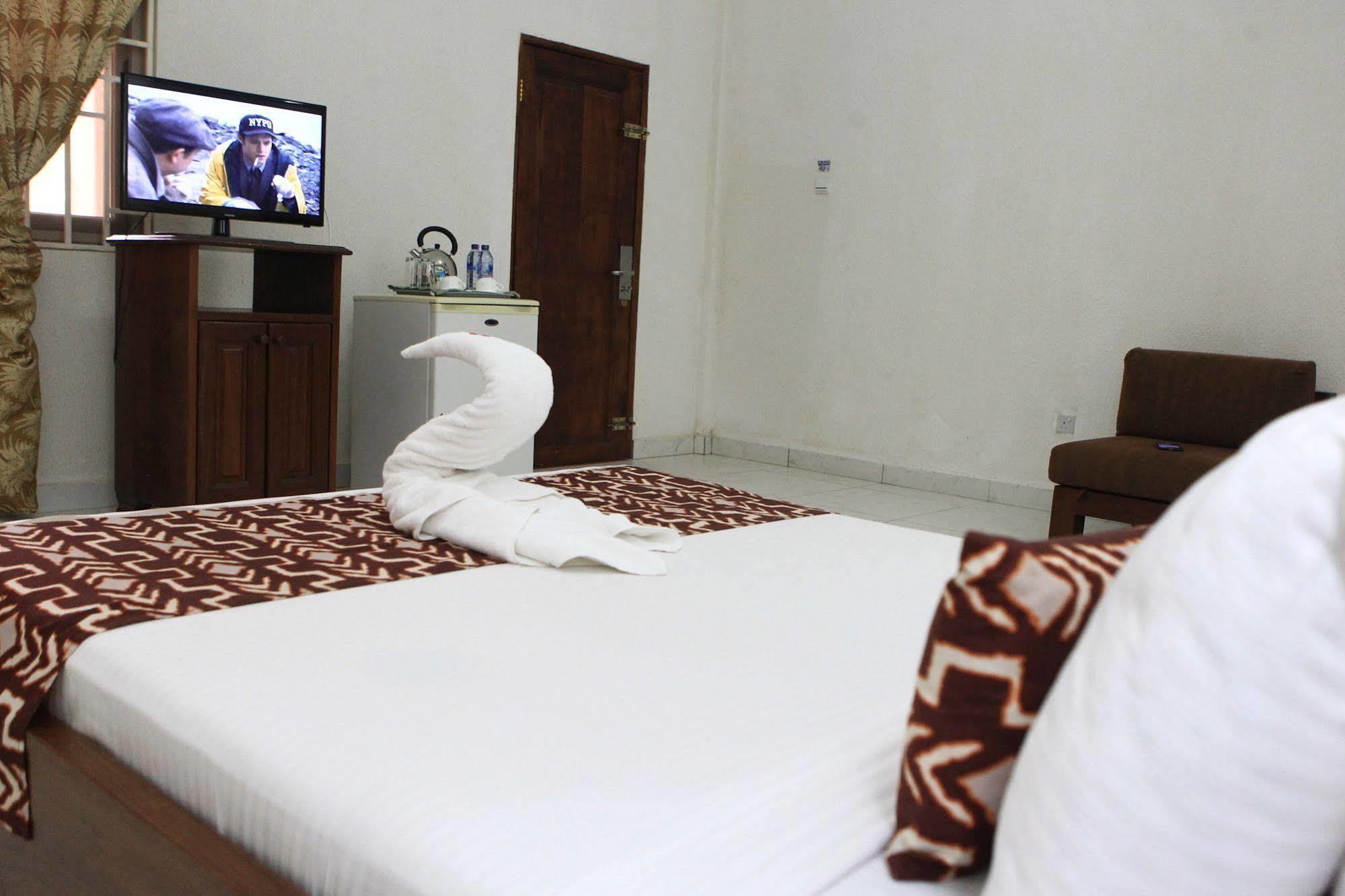 Coconut Grove Beach Resort Elmina Extérieur photo