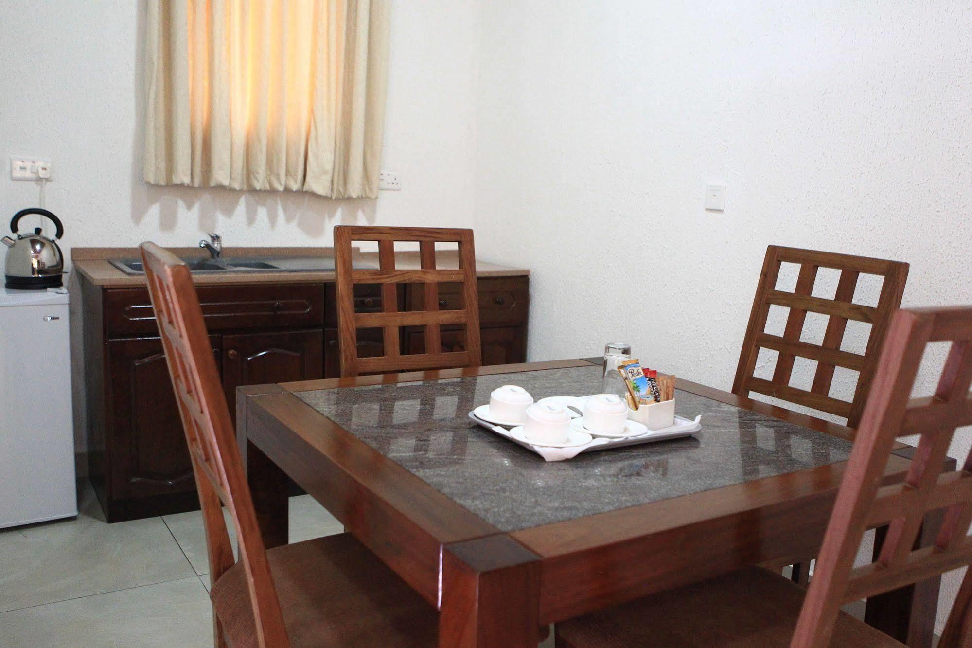 Coconut Grove Beach Resort Elmina Extérieur photo