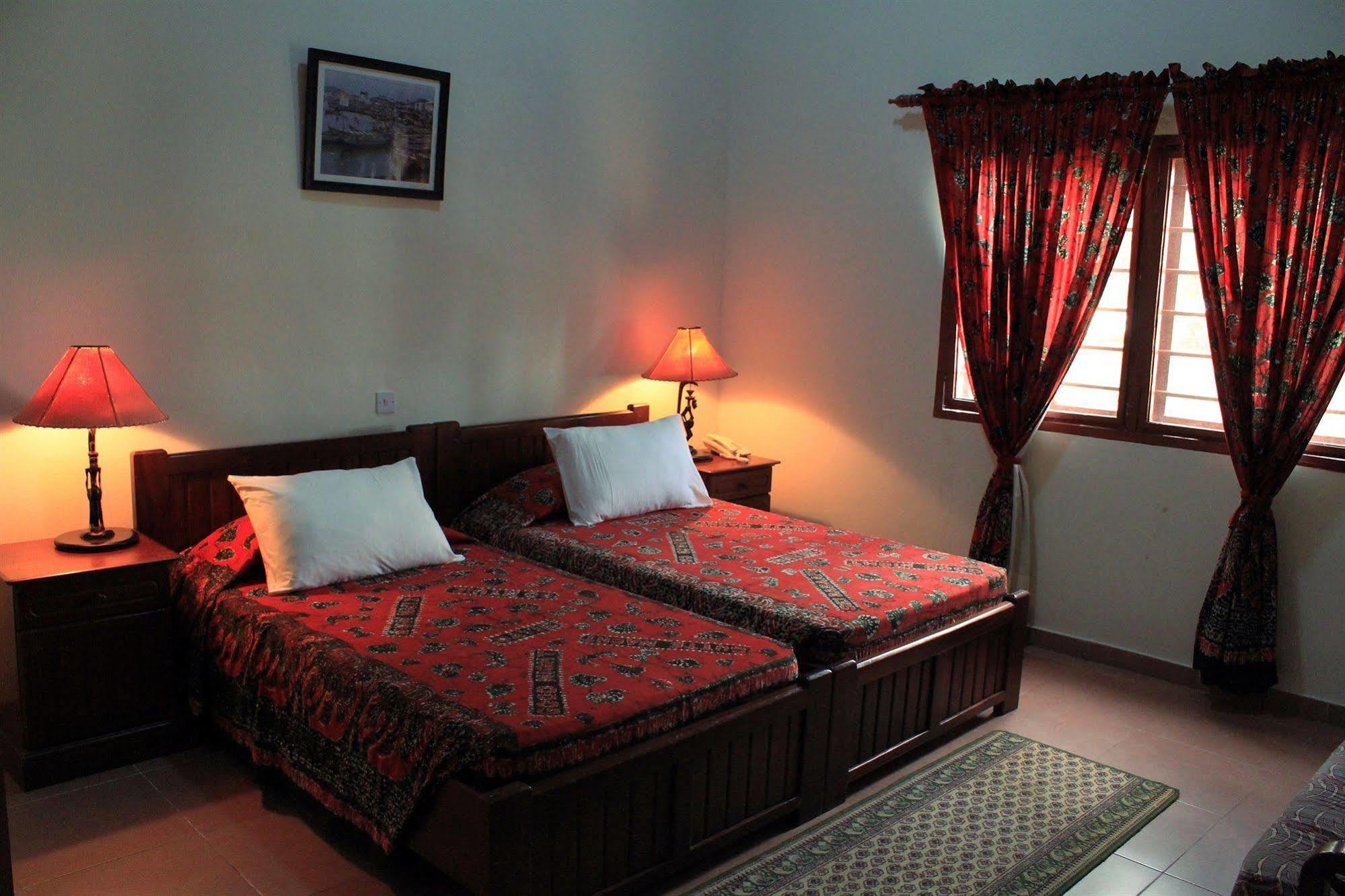 Coconut Grove Beach Resort Elmina Extérieur photo