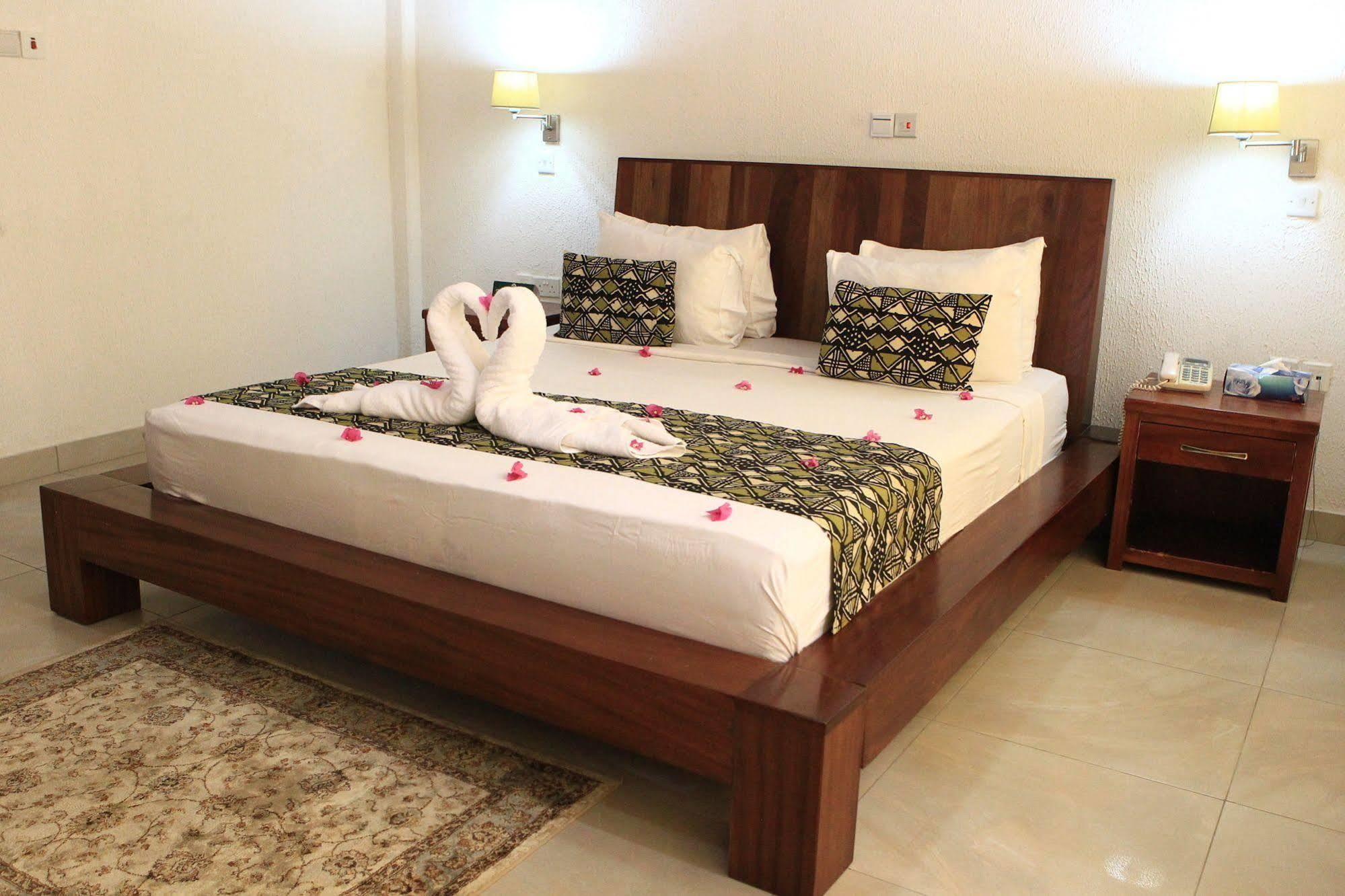 Coconut Grove Beach Resort Elmina Extérieur photo