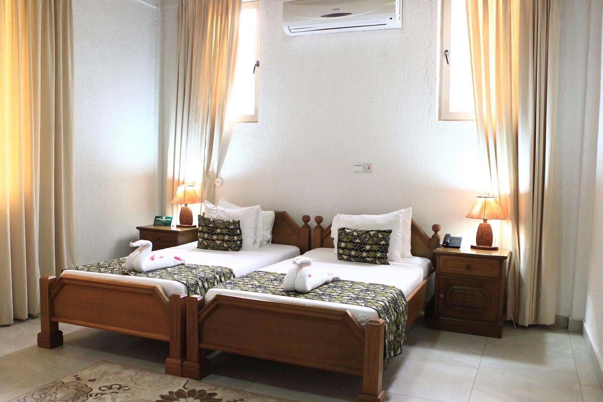 Coconut Grove Beach Resort Elmina Extérieur photo