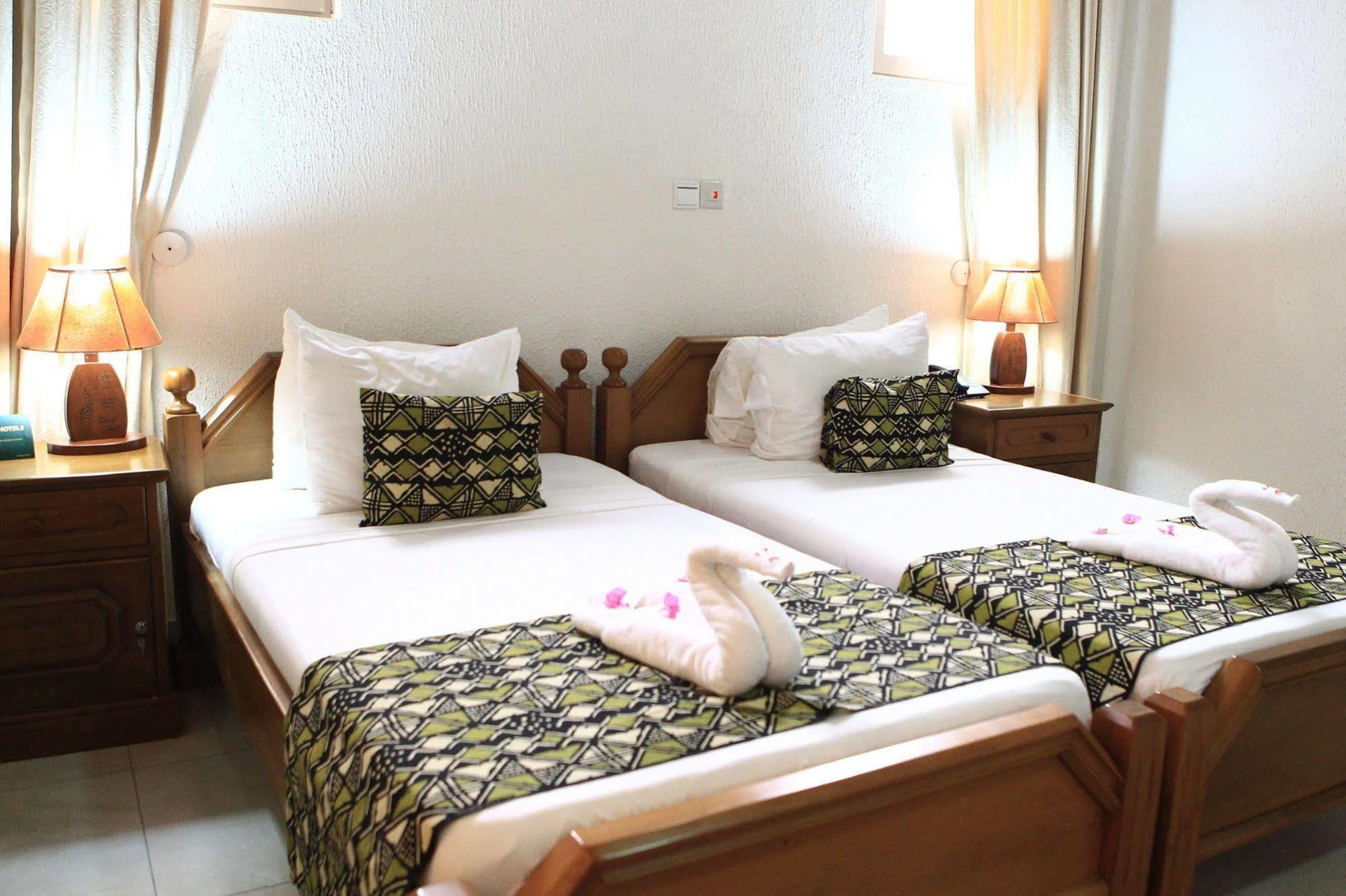Coconut Grove Beach Resort Elmina Extérieur photo