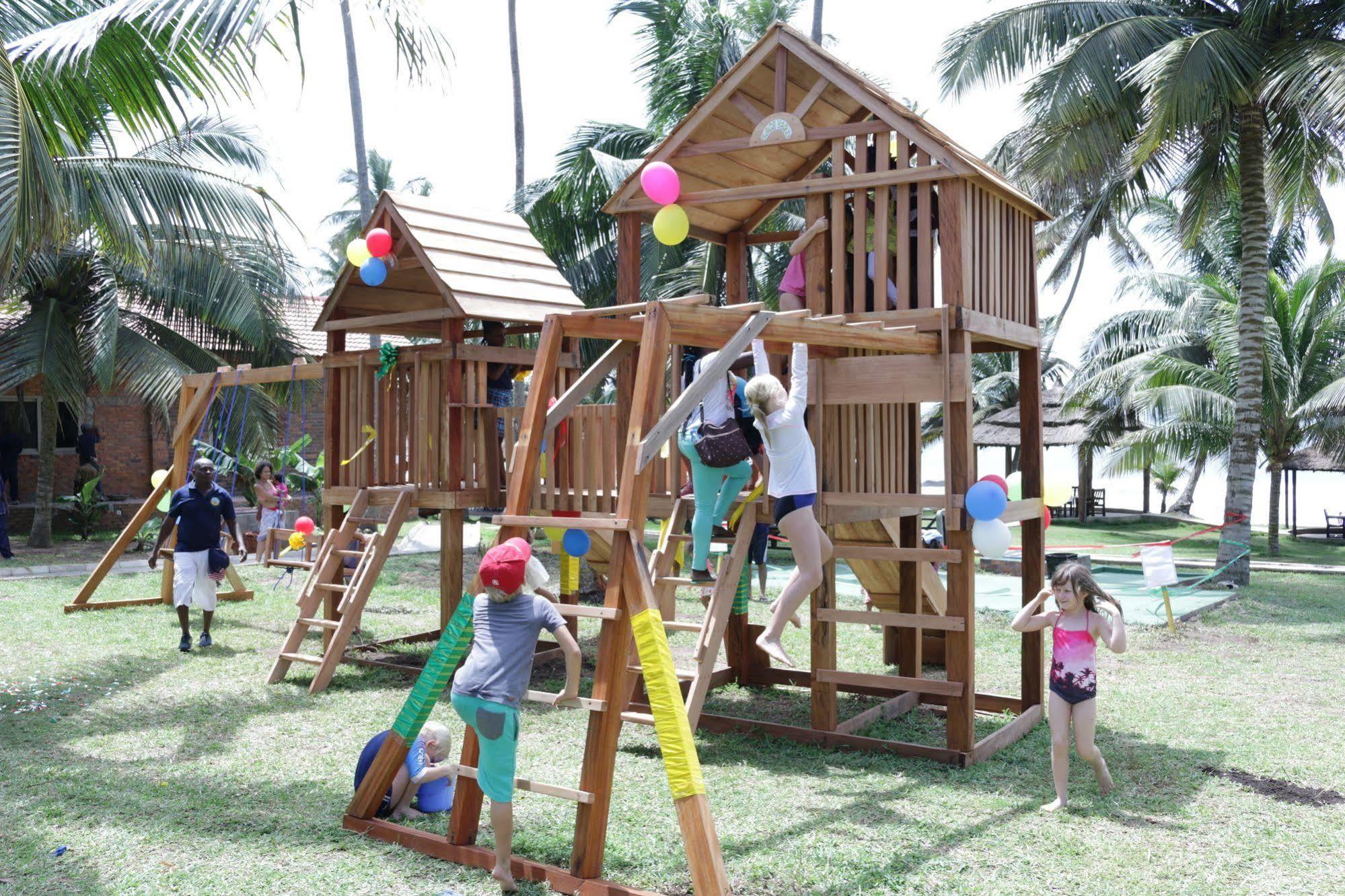 Coconut Grove Beach Resort Elmina Extérieur photo